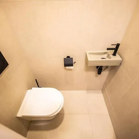 Holiday home Amazing 1 Bedroom Serviced 53m2 -nb304a- Rotterdam